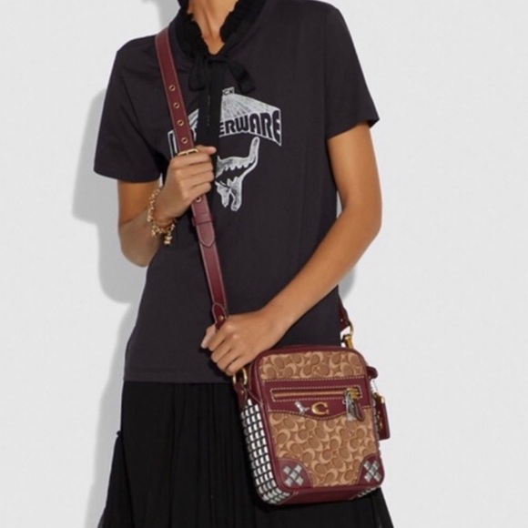 Trade only
Coach 1941 Max 18 Sig. Jacquard Scarlet 41385 - Picture 4 of 16